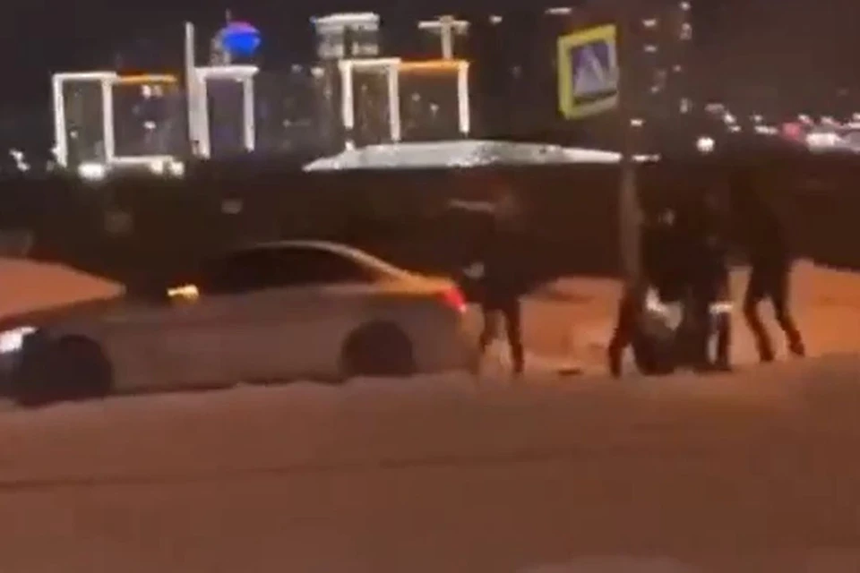 Разборки с пистолетом произошли на улице Большевистской в Новосибирске. Фото: стоп-кадр из видео АСТ-54