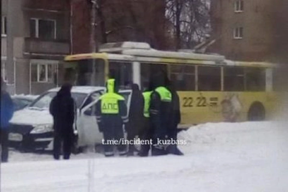 31-летний сибиряк умер за рулем на оживлённой дороге. Фото: Телеграм-канал "Инцидент Кузбасс".