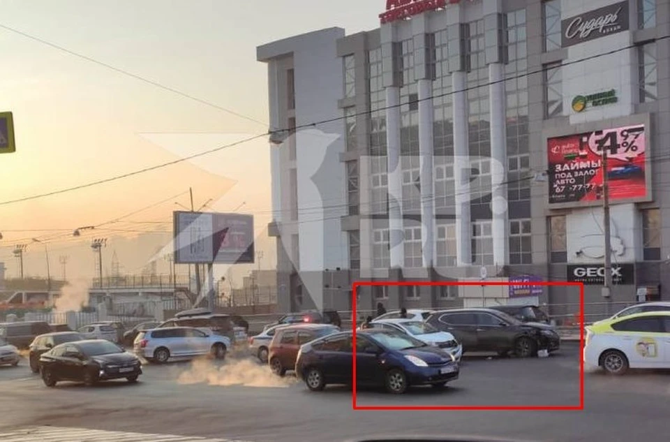 Столкнулись два автомобиля – кроссовер и малолитражка.
