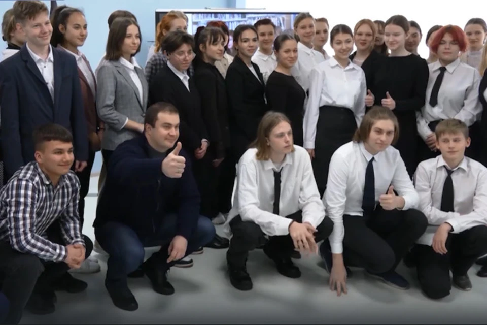 Виталий Хоценко (второй слева в нижнем ряду) считает, что молодежь в Республике отличная. Фото: Скриншот видео «1-й Республиканский»