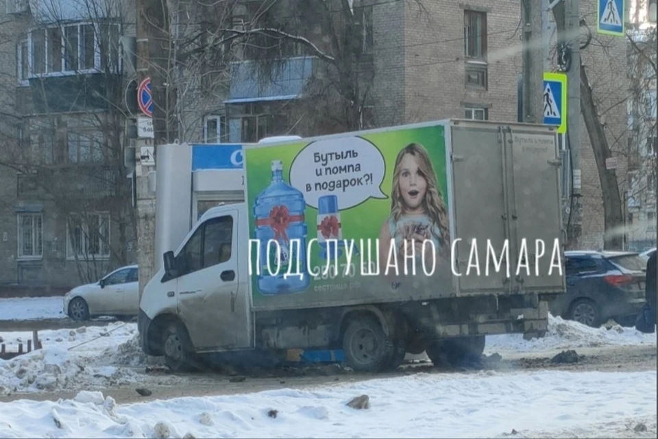 Газель въехала в ларек с мороженным. Фото: "Подслушано Самара"