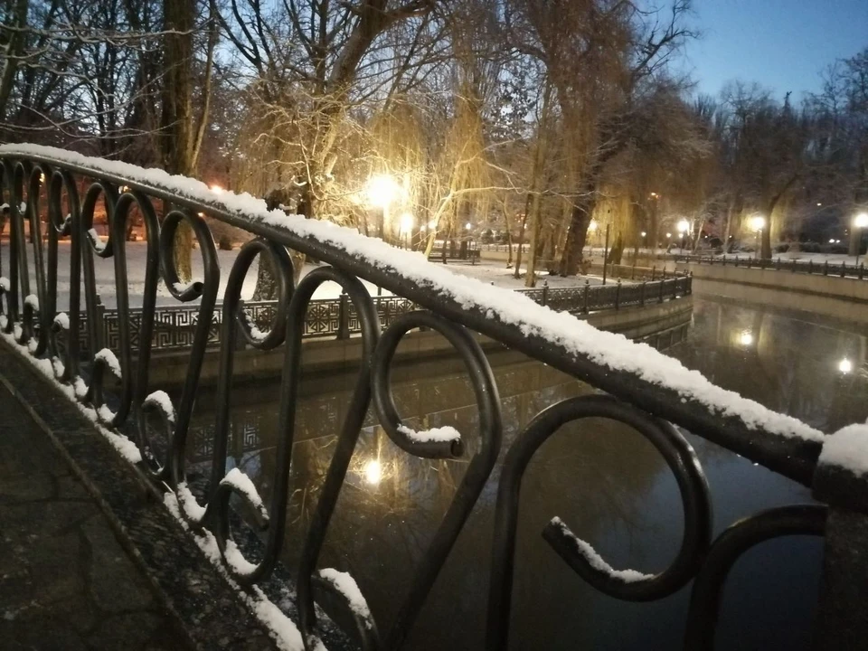 Мосту через Салгир к лицу белое.
