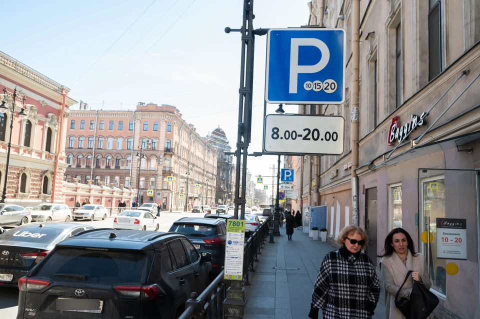 Зона платной парковки стала бесплатной.