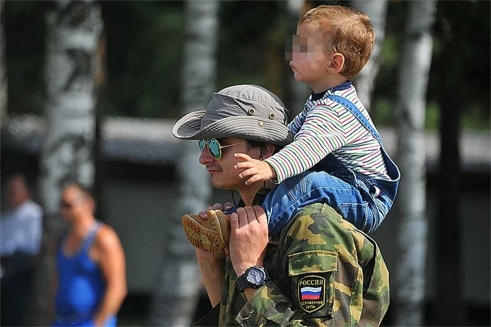 Социолог Лепин назвал отцов, уходящих в декрет, "городской легендой, которой не особо верят"