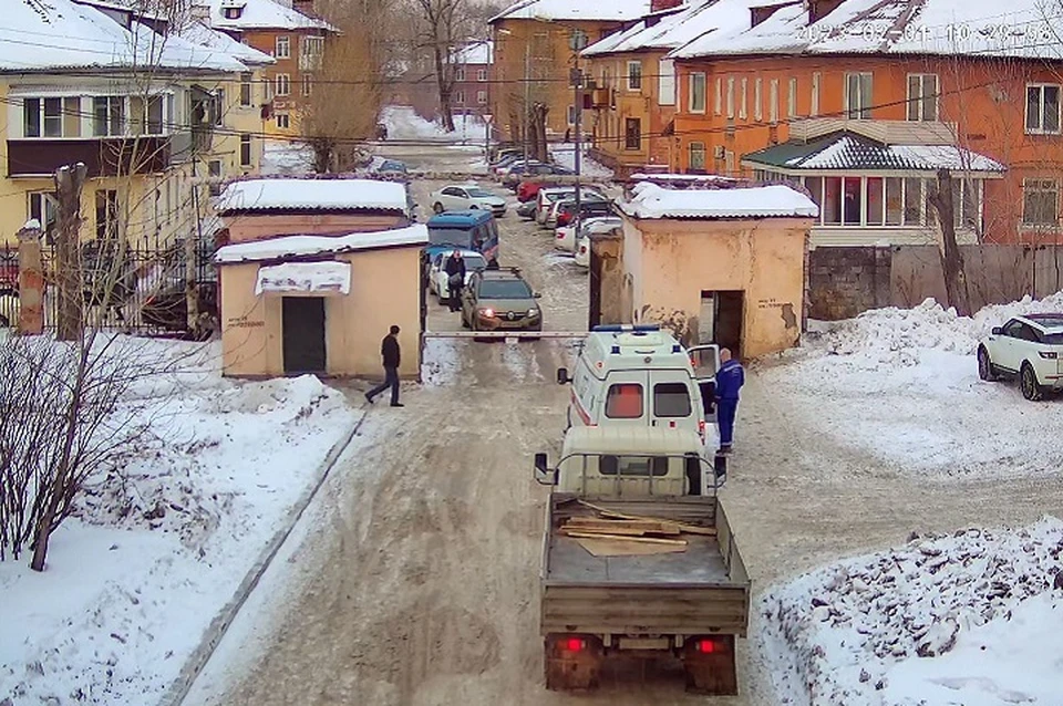 Водитель легковушки ушел в больницу по личным делам. Фото: скриншот видео
