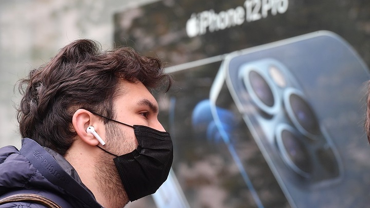 В Екатеринбурге бомж украл AirPods, но попался из-за геолокации - KP.RU