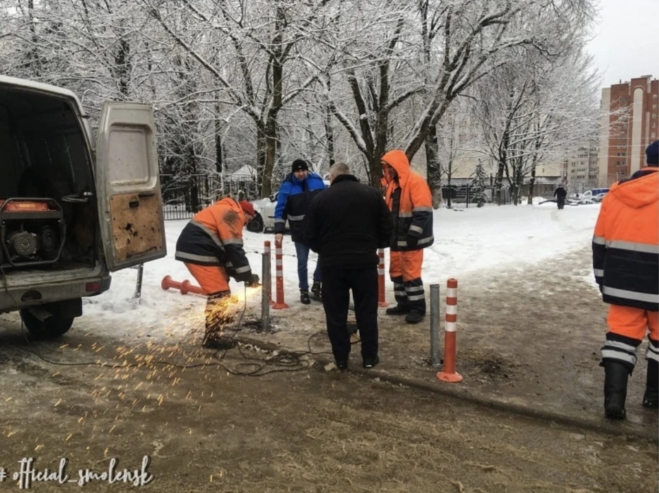 В Смоленске ведут борьбу с парковкой на газоне. Фото: пресс-служба администрации города.