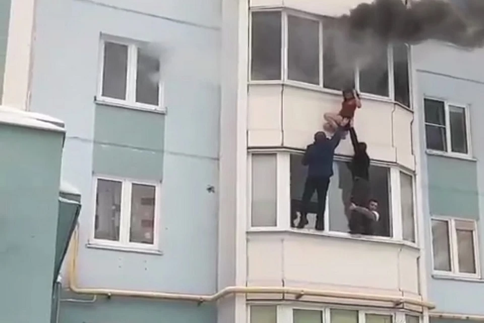 В Ярославле прохожие спасли женщину и ребенка. Скриншот с видео