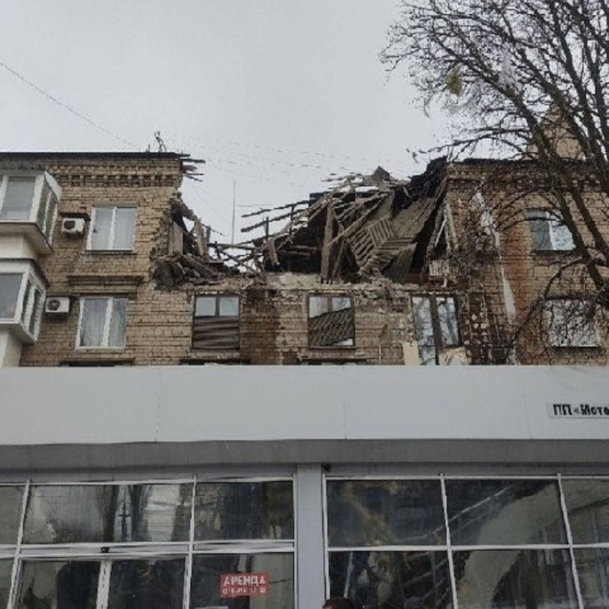 В Донецке после обстрела ВСУ в одной из многоэтажек обрушились перекрытия,  под завалами могут оставаться люди - KP.RU