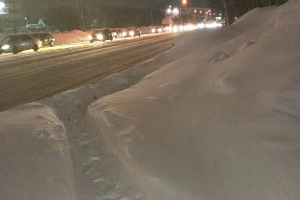 Жительница Новосибирска пожаловалась на нечищеную дорогу к остановке ...