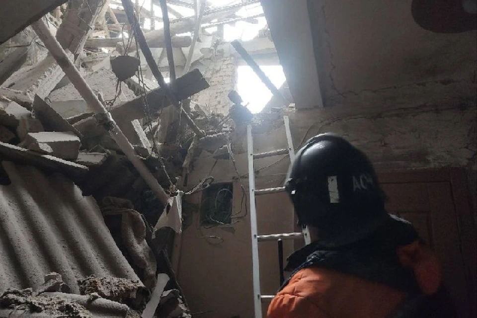 В Донецке после обстрела ВСУ в одной из многоэтажек по улице Артема обрушились перекрытия. Фото: МЧС ДНР