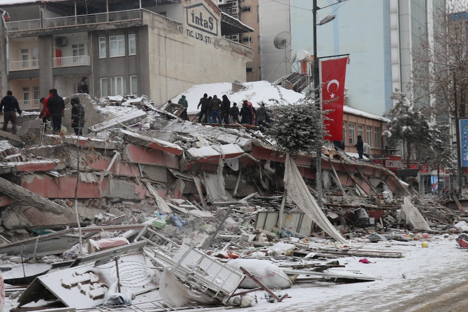Разрушительное землетрясение на юге Турции унесло сотни жизней.