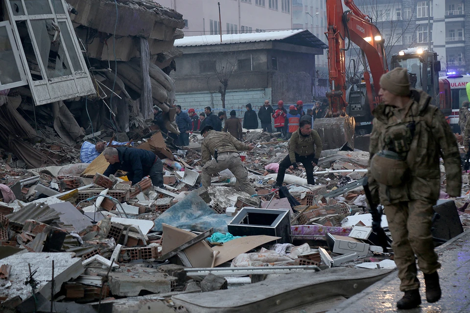 После второго землетрясения в Турции местные жители бегут из разрушающихся городов