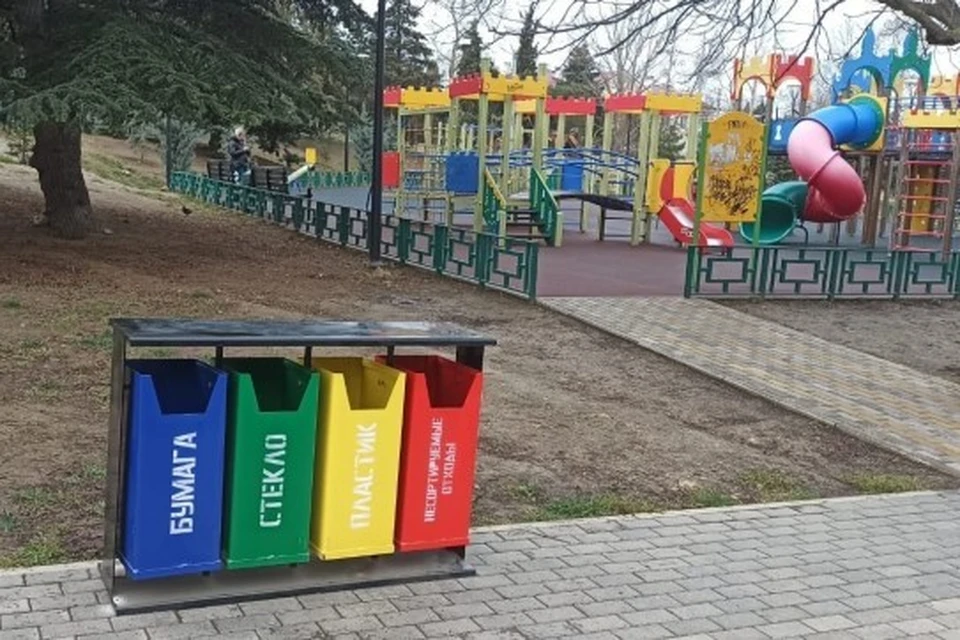 Яркие урны для раздельного сбора мусора установлены в городских парках