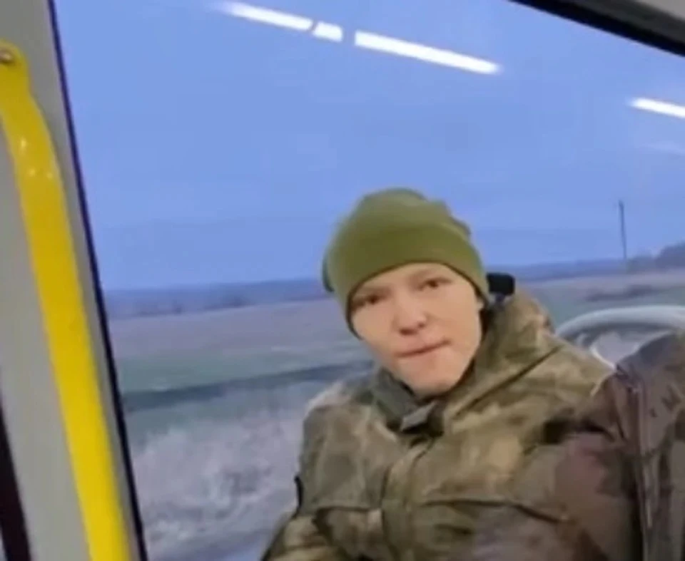 Кирилл Бражкин в момент возвращения из украинского плена. Фото: скриншот видео 1tv.ru