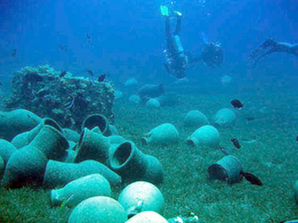 Греческие археологи обнаружили затонувший античный корабль в Эгейском море и подняли на поверхность древние амфоры