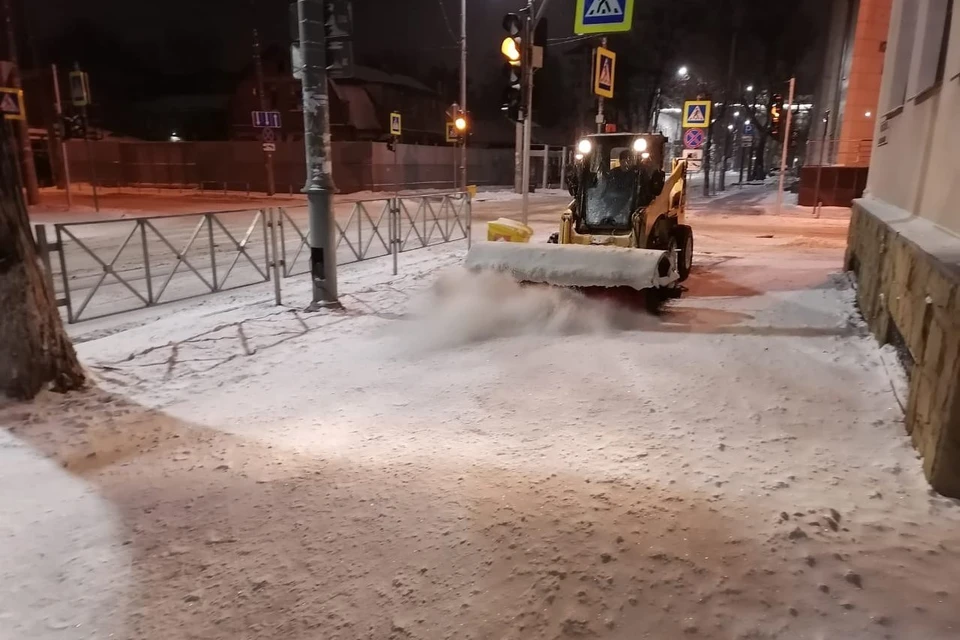 Спецтехника всю ночь расчищала дороги от снега Фото: krd.ru