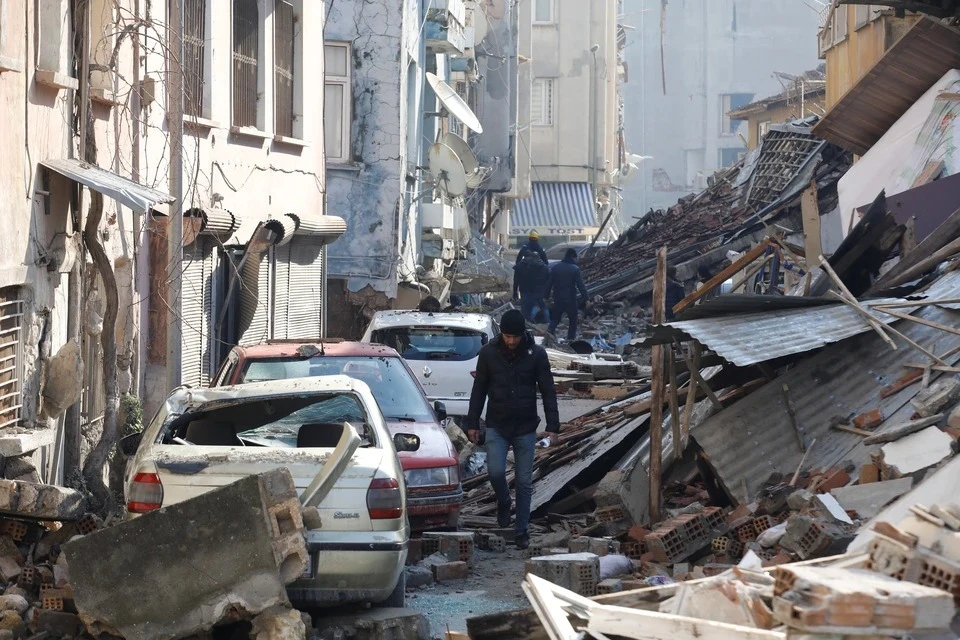 Спасатели начали поиски семьи россиян на месте их предполагаемого нахождения под завалами в Турции