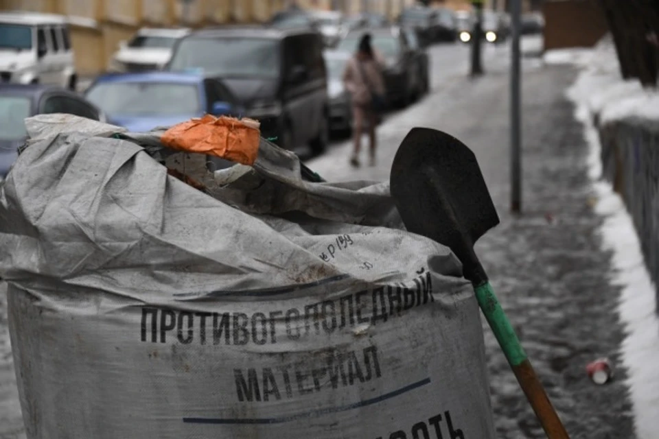 Коммунальщики используют раствор из 23% соли и 77% воды.