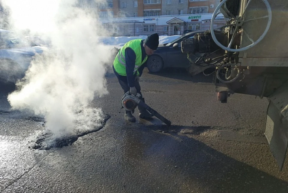 Перед укладкой асфальта выбоины чистят от песка и удаляют из них воду.