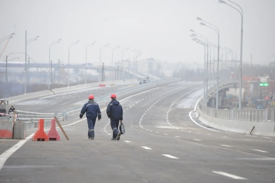 Около 1500 строителей трассы М-12 в Нижегородской области объявили забастовку из-за задержки зарплаты.