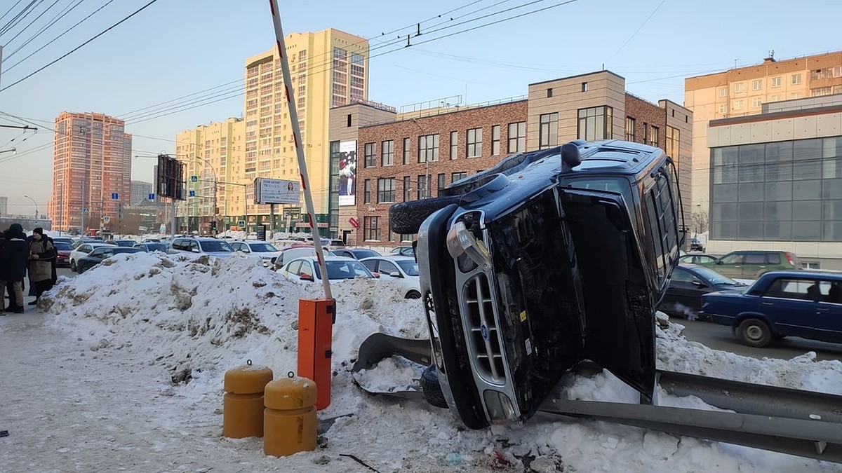 Автомобиль перевернулся и вылетел в бордюр на улице Ипподромской в  Новосибирске - KP.RU