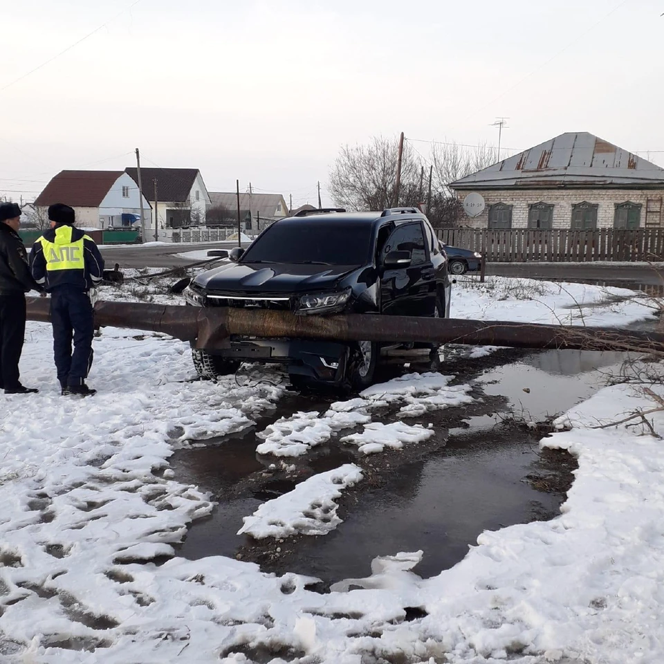 В Волгоградской области дома остались без тепла из-за протаранившего трубу джипа
