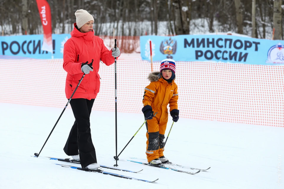 Триатлон череповец 2024 год. Спортсмен лыжник. Девушка на лыжах. Лыжники на пьедестале.