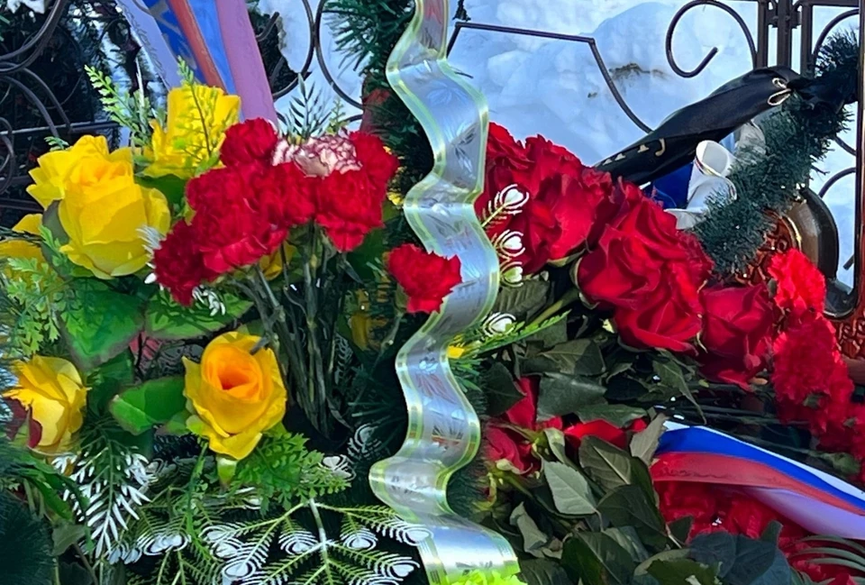 В центре Нижневартовска ритуальная фирма одевает покойников в катафалке