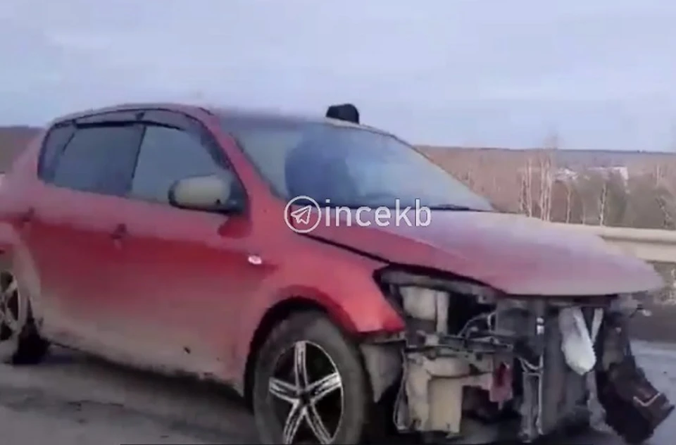 В аварии пострадали три автомобиля. Фото: паблик "Инцидент Екатеринбург" в ВК