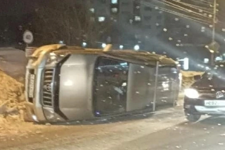Внедорожник опрокинулся на бок на Выборной в Новосибирске. Фото: "АСТ-54".