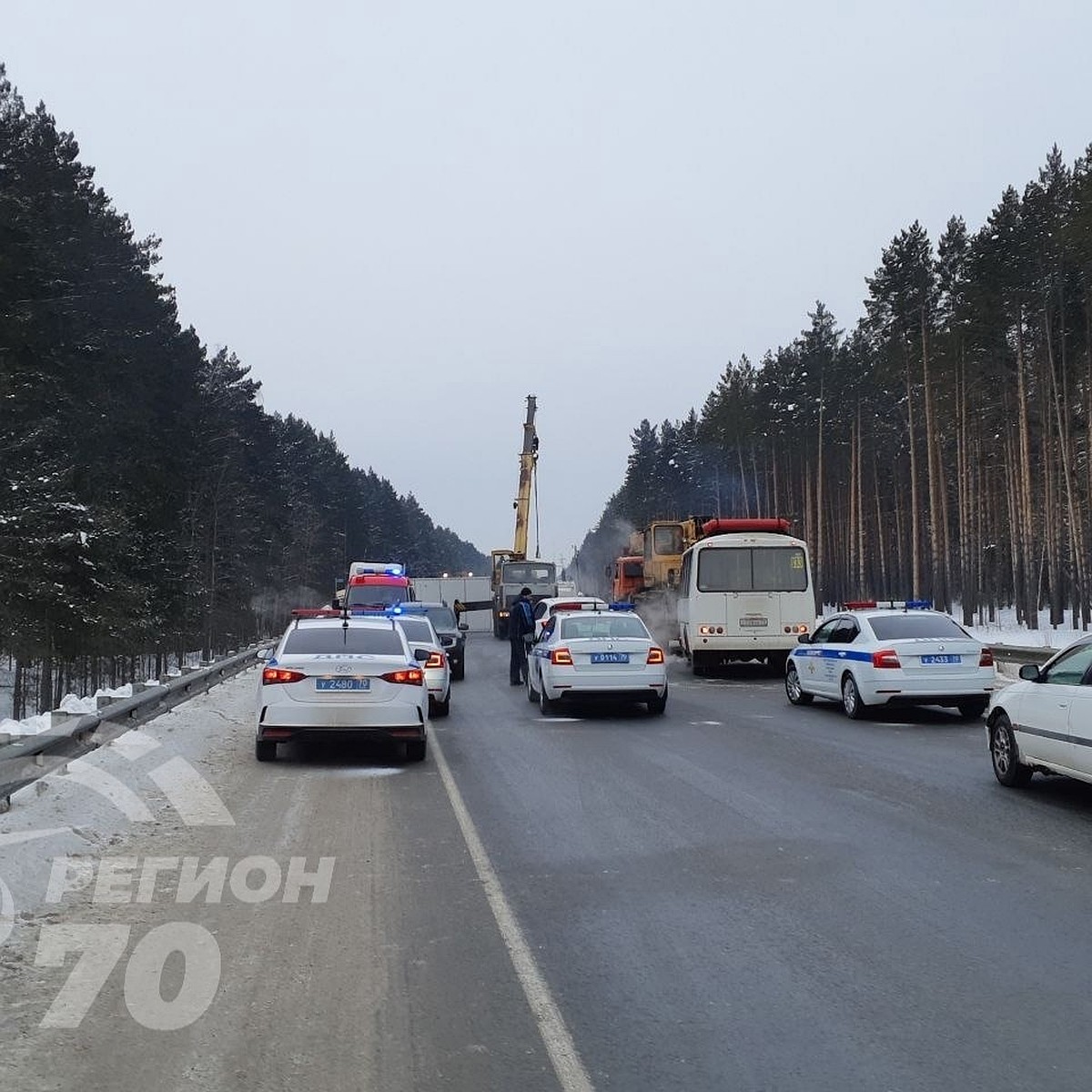 Из-за перевернутого грузовика у томского села Кафтанчиково образовалась  многокилометровая пробка - KP.RU