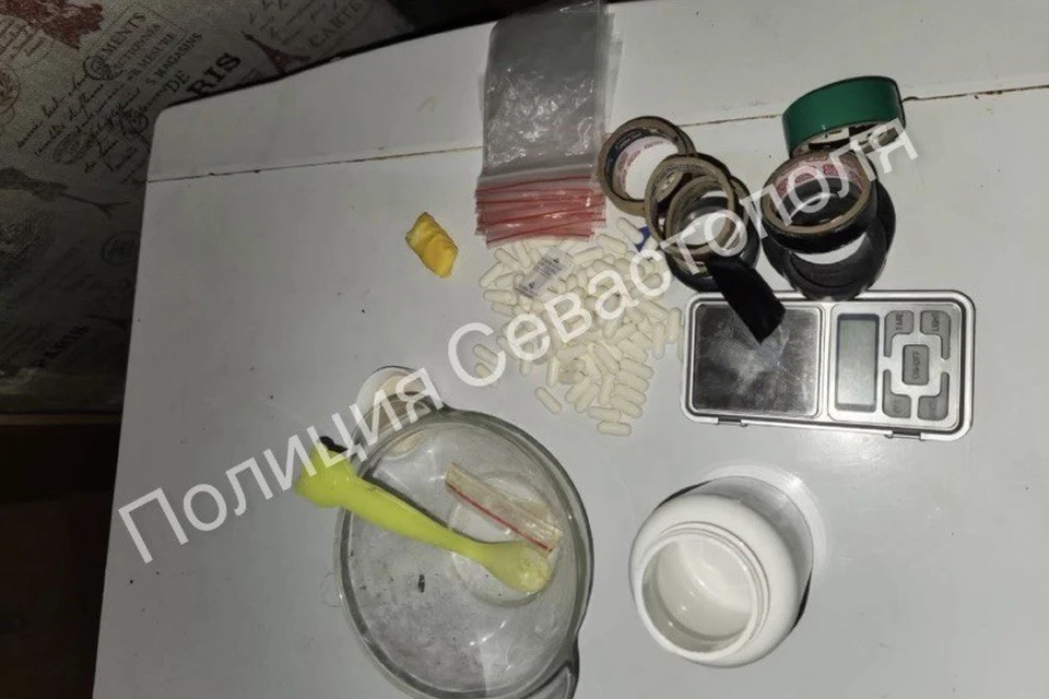 У наркоторговца было найдено более 150 капсул с запрещенными веществами. Фото: Полиция Севастополя