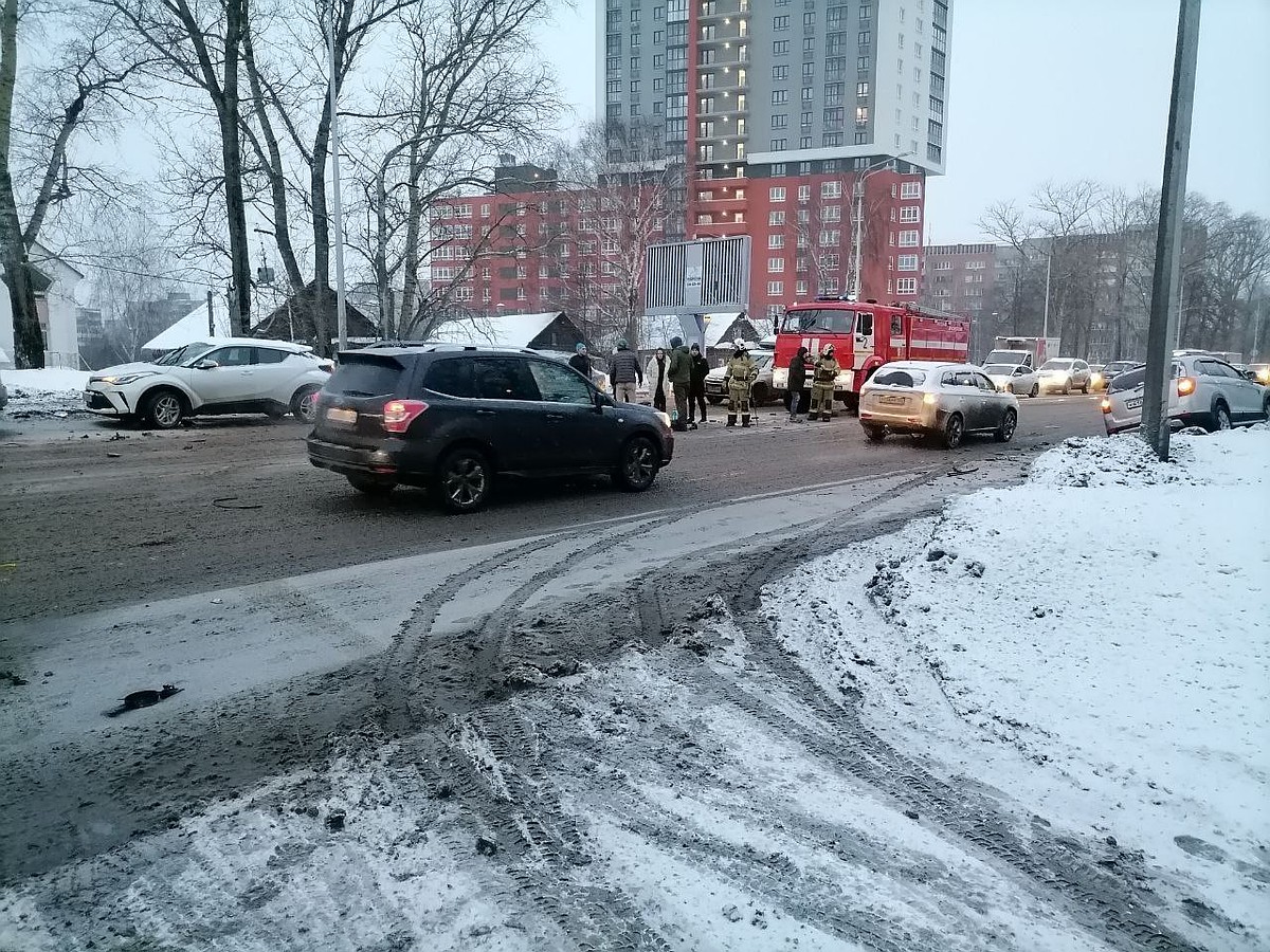 Машины раскидало в разные стороны: массовая авария с пострадавшими  произошла в Нижнем Новгороде утром 14 февраля - KP.RU