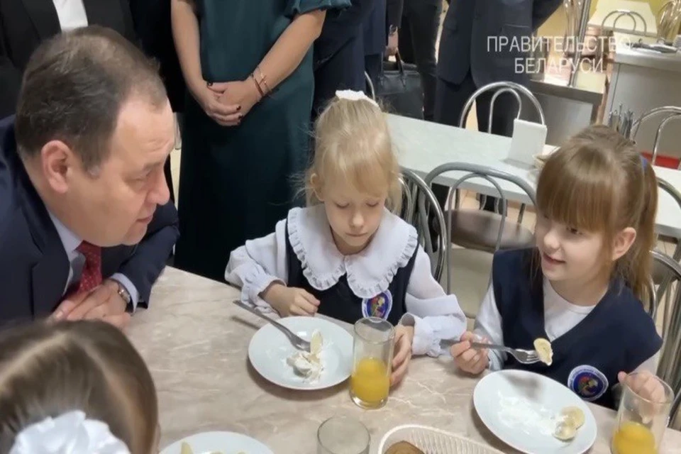 Головченко спросил у школьников про их любимую еду. Фото: скриншот с видео, опубликованного в телеграм-канале правительства Беларуси