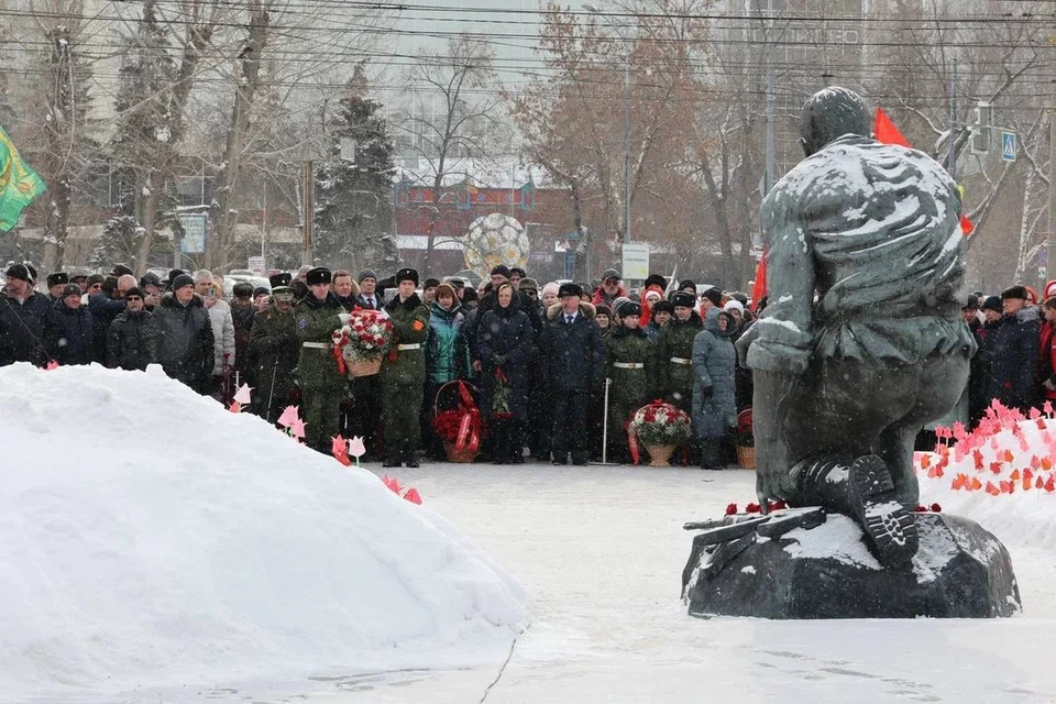 В Самаре возложили цветы к мемориалу и почтили павших бойцов минутой молчания