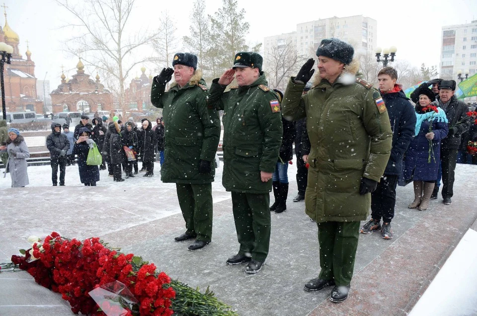 Оренбуржцы возложили цветы к мемориалу