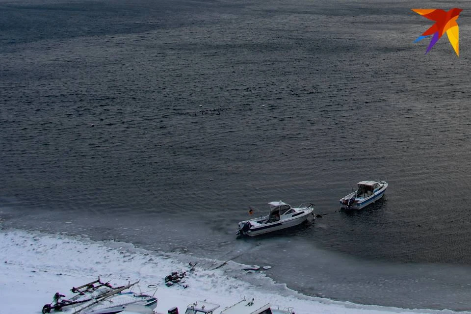 Катер рыбаков перевернулся.