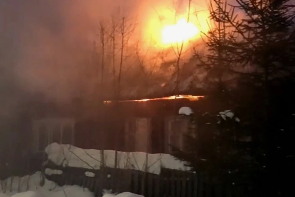 Пламя вспыхнуло в частном пятиквартирном доме. Фото: скриншот с видео ГУ МЧС по Кировской области