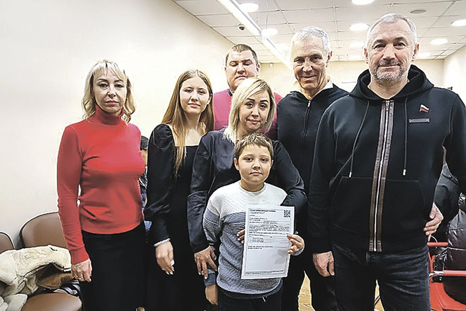 Документ вручил семье Романчук лично Владимир Сальдо. Фото: Пресс-служба администрации Херсонской области
