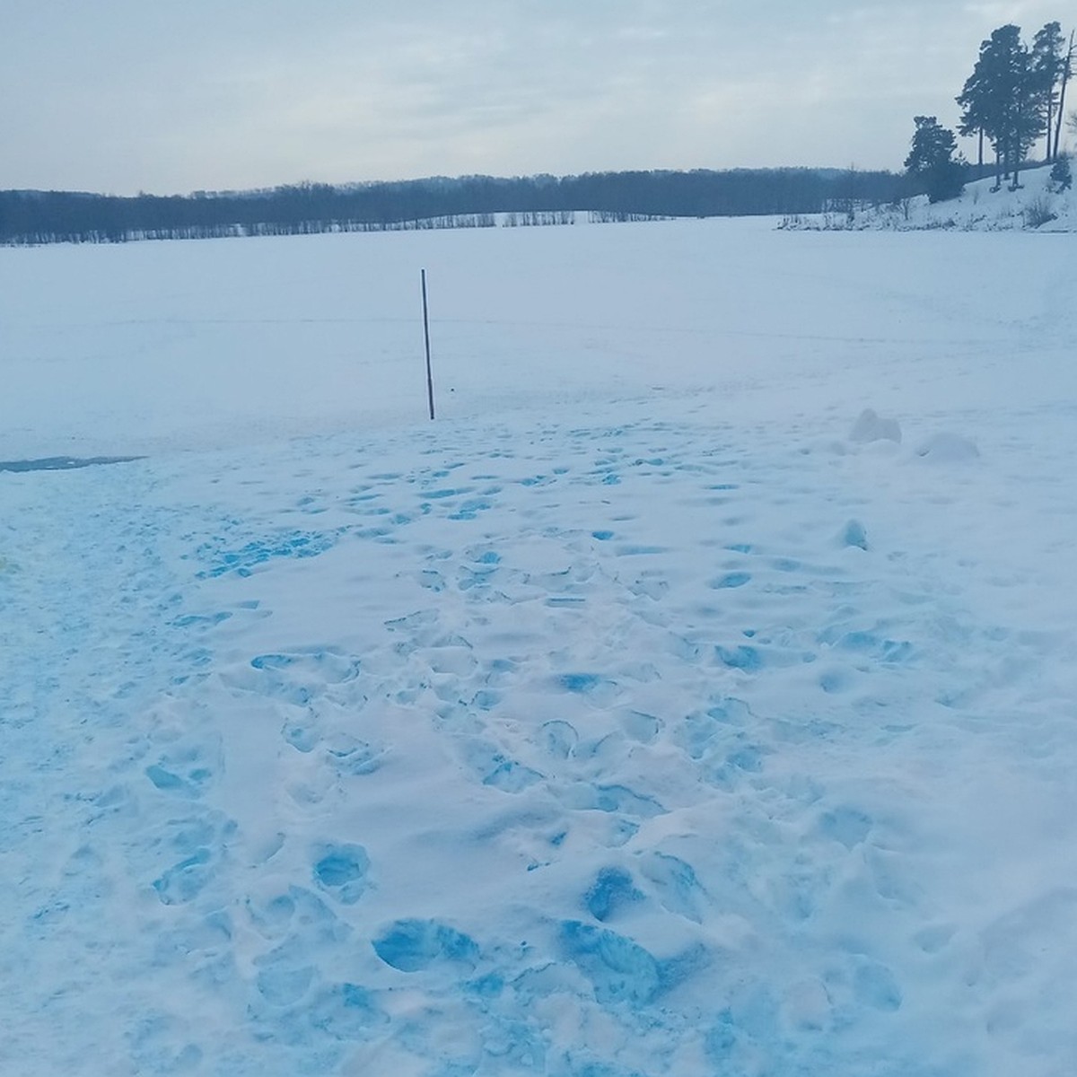 Снег необычного цвета обнаружили нижегородцы на Святом озере в Дзержинске -  KP.RU