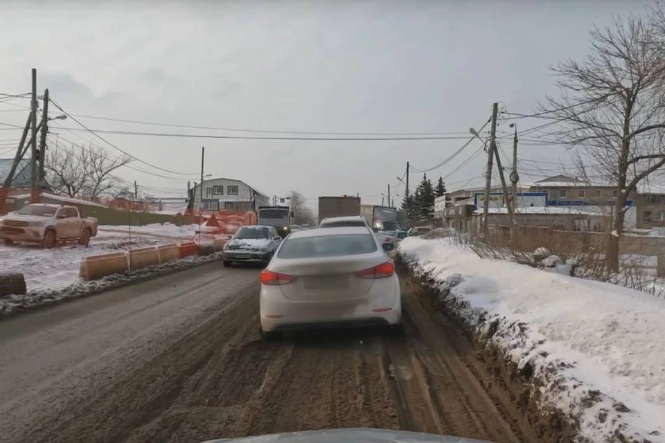 Из-за ремонта водители вынуждены ездить по разбитой обочине. Фото: ЕЩЕ Самара/Евгений Щекин