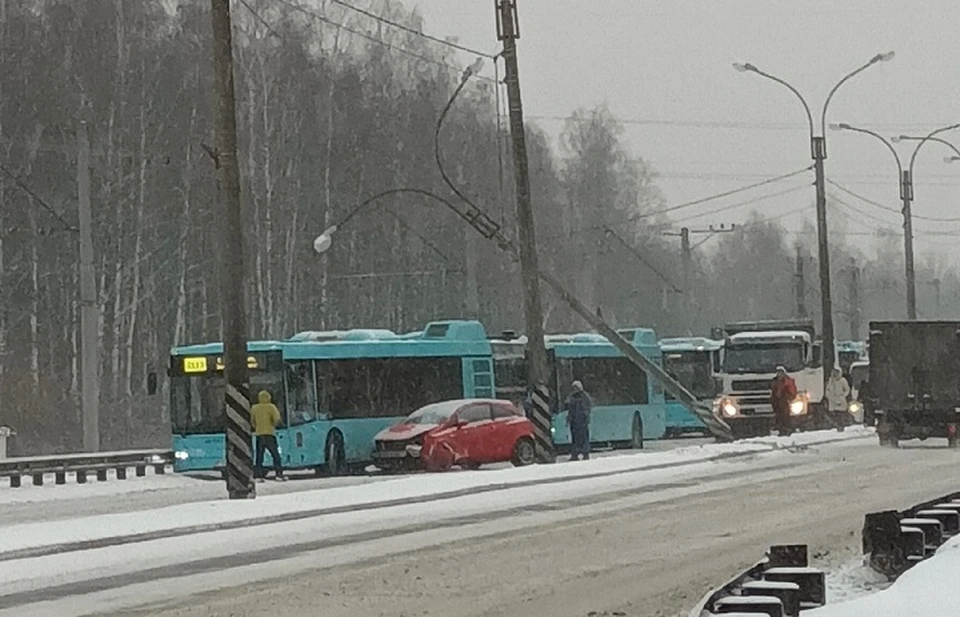Фонарь свалился на автобус, когда в столб влетел автомобиль. Фото: vk.com/spb_today