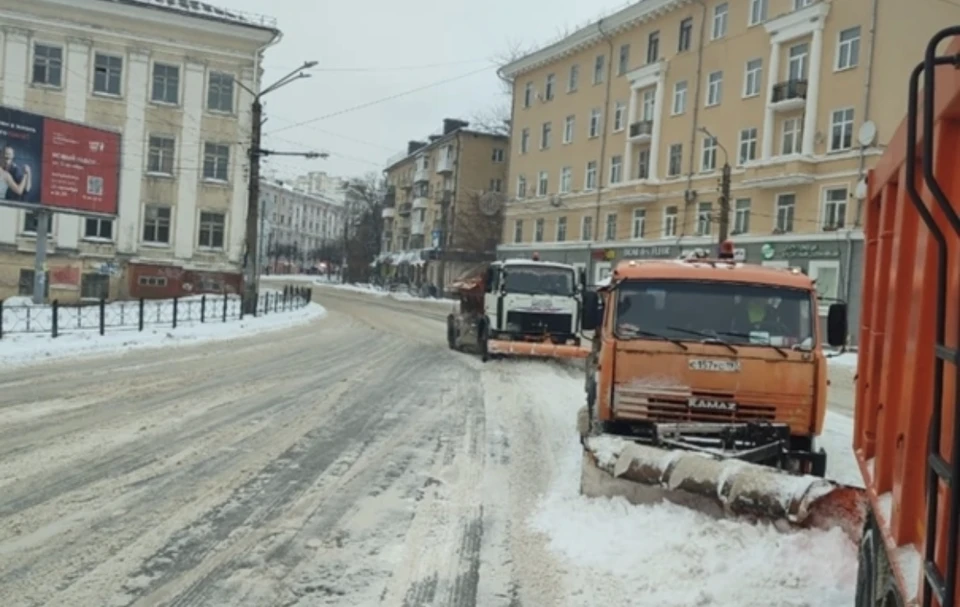 Круглосуточная уборка снега продолжается в Смоленске. Фото: пресс-служба администрации города.