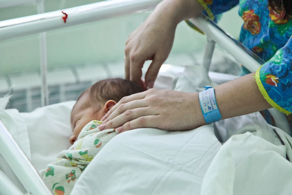 Сейчас новорождённому малышу ничего не угрожает. За мальчиком наблюдают медики. Фото: архив КП.