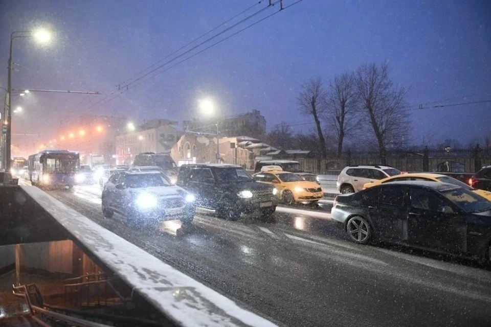 Жителей столицы просят пересесть на общественный транспорт