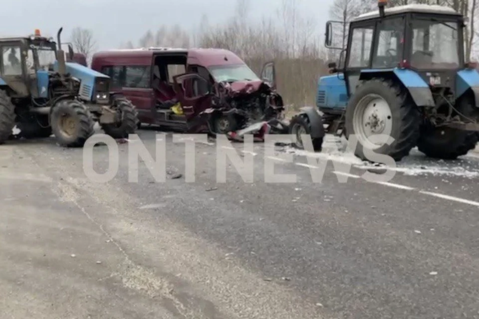 Стало известно, что под Бобруйском в аварии с маршруткой было два трактора. Фото: скриншот с видео, опубликованного в телеграм-канале ONT_NEWS
