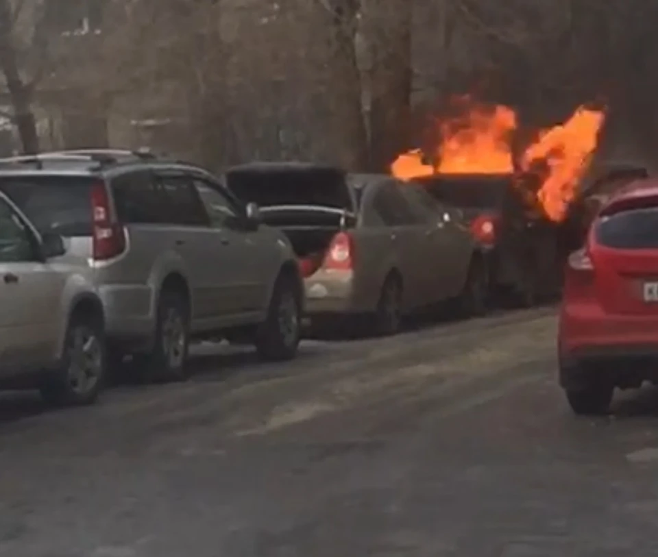 Иномарка дотла сгорела в центре Волгограда
