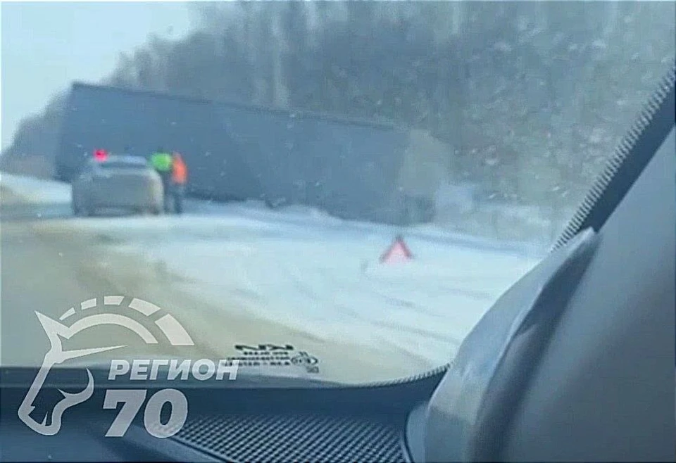 Об аварии под Томском сообщили очевидцы. Фото: Telegram-канал "Регион-70"