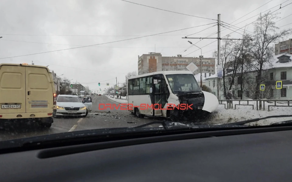 Жесткое ДТП с маршруткой произошло в Промышленном районе Смоленска. Фото: «Drive2 Смоленск» в соцсетях.